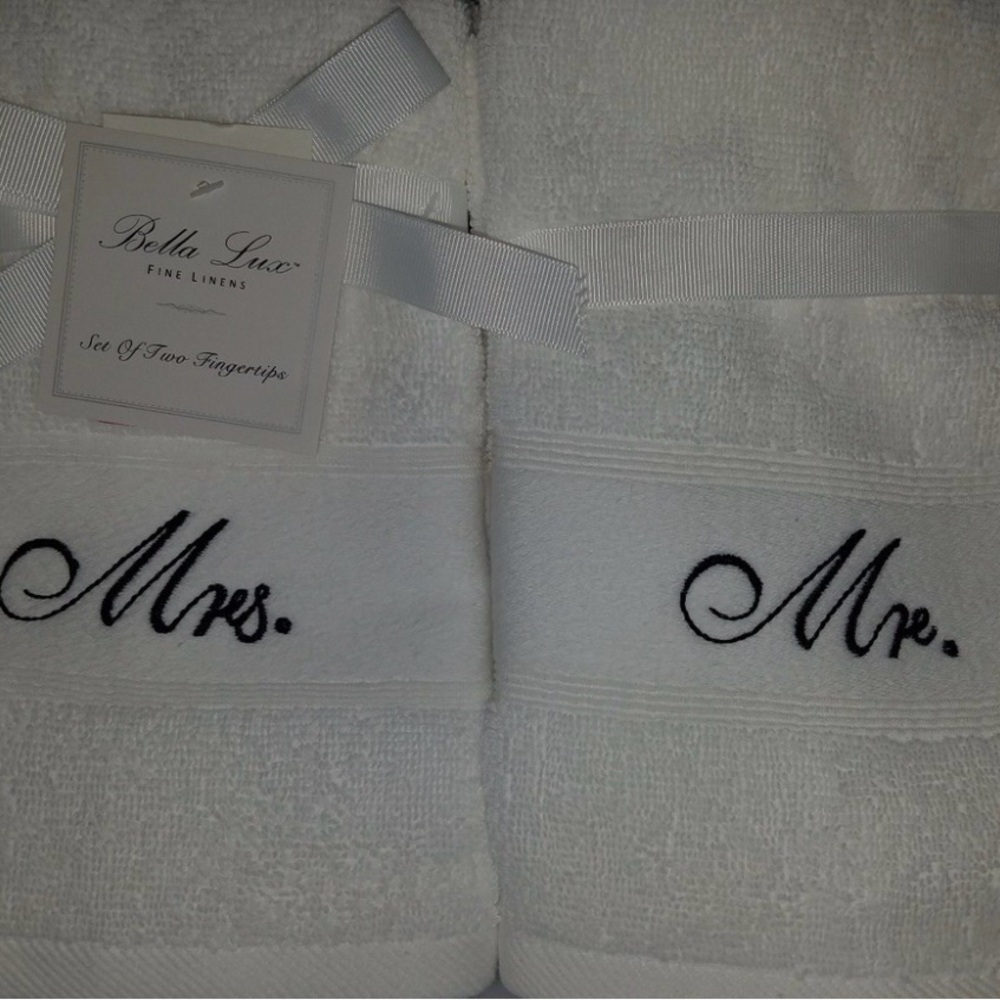 Bella Lux Fine Linens Hand Towels (set of 2)